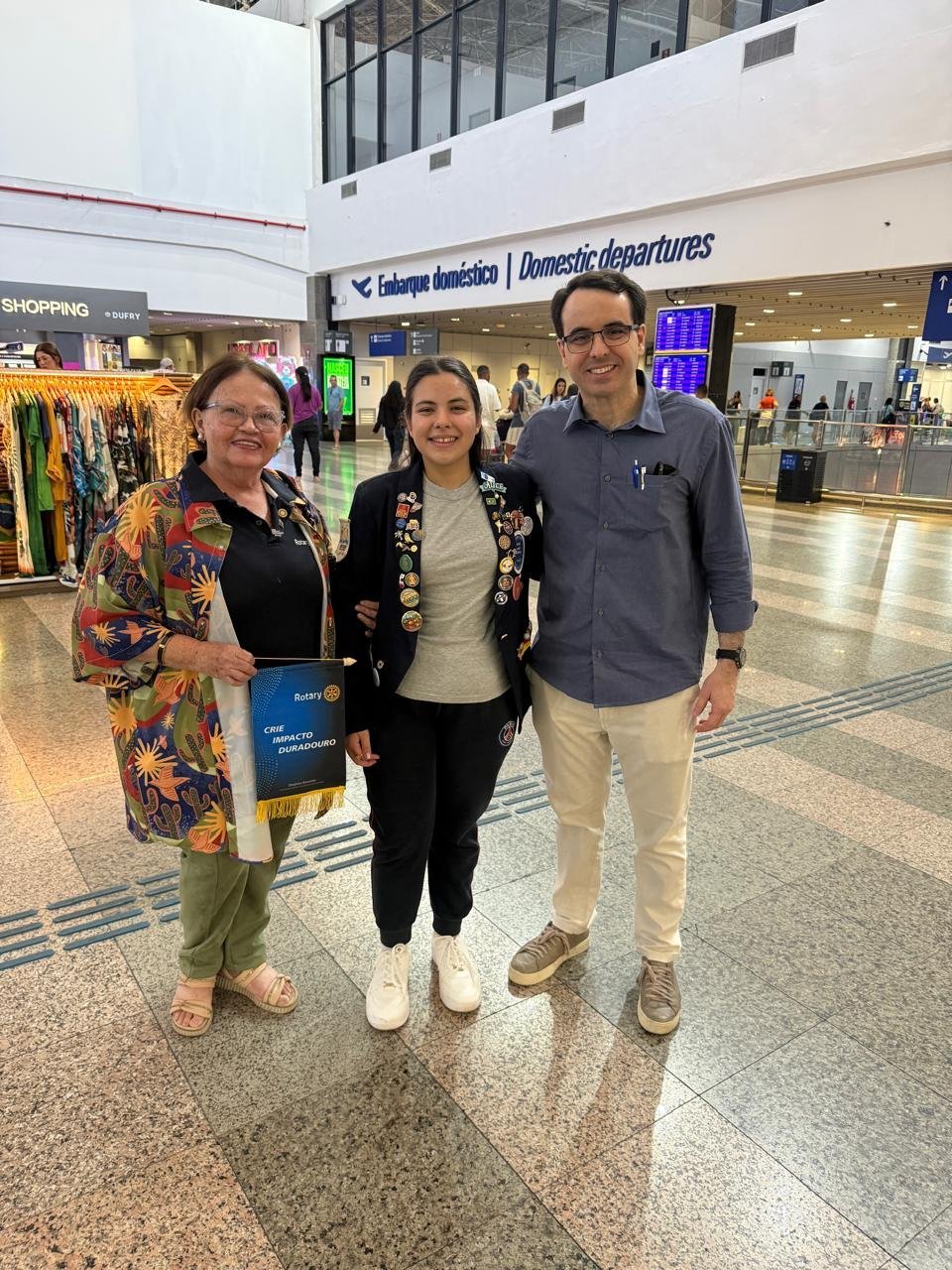 Despedida de Alice no aeroporto de Fortaleza, ao lado da presidente do clube, Lourdes, e de Antonio Filgueiras Neto, vice-chair do Intercâmbio