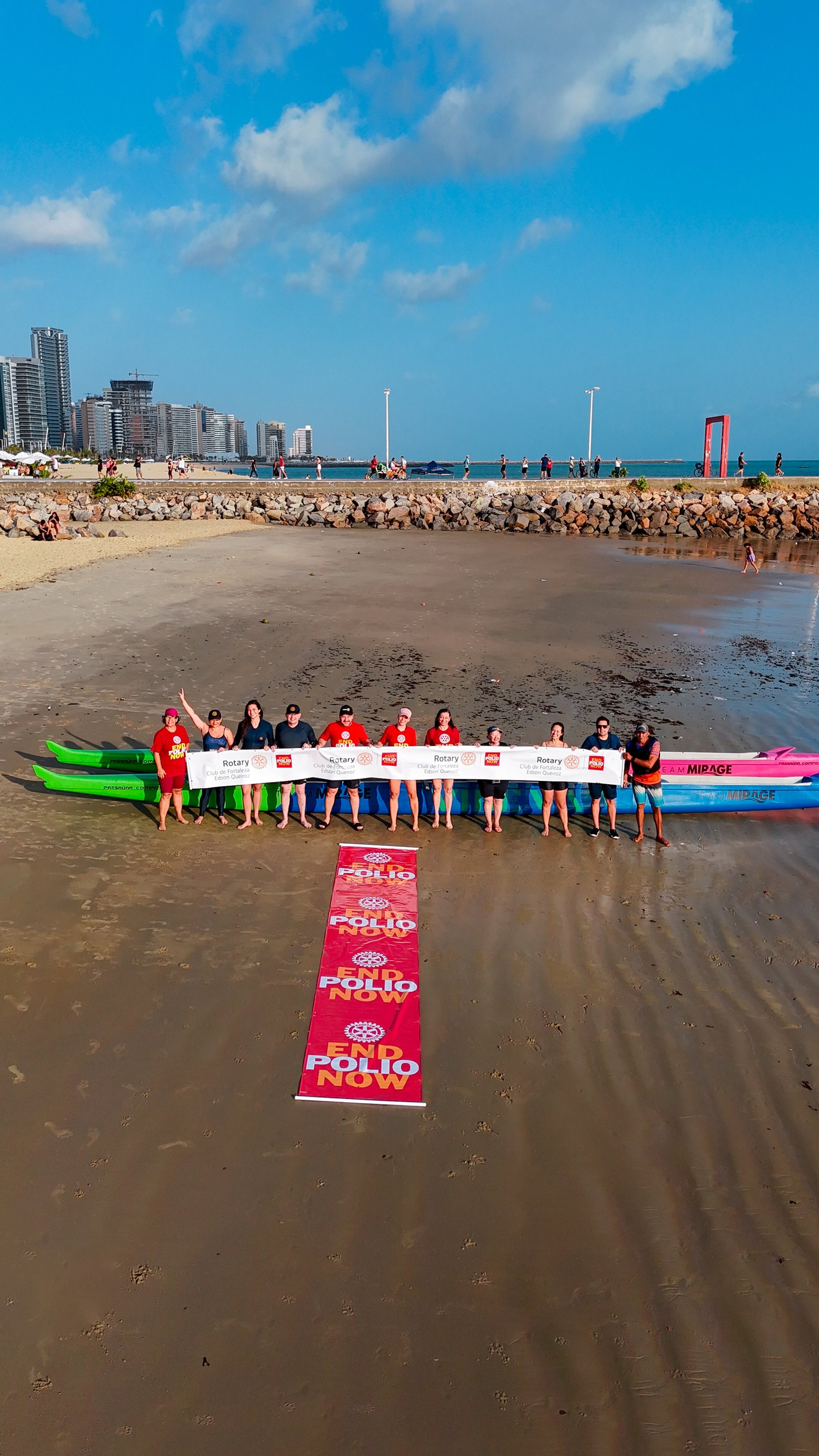 Voluntários e atletas do Rotary reunidos na orla da Beira-Mar